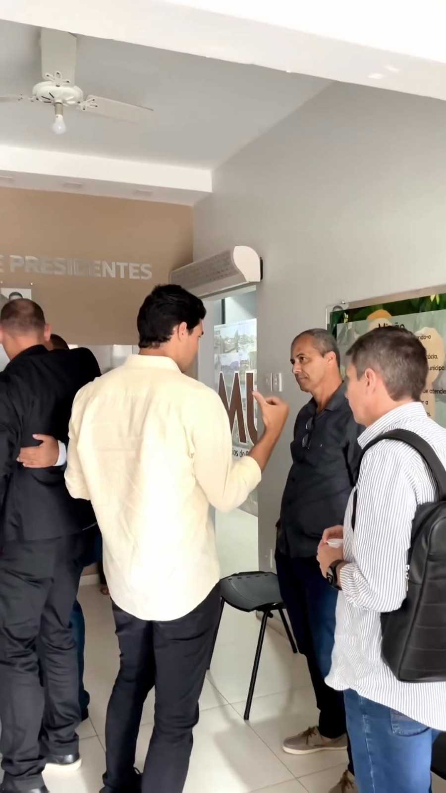 Camacã: Prefeito Paulo do Gás participa de reunião da AMURC para discutir a redução de despesas e outras pautas


